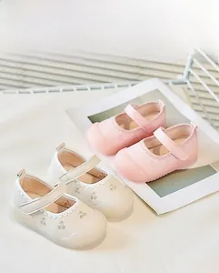 Detail von Mary Jane Schuhen für Mädchen mit Kirschstickerei und Wellenkante in Rosa und Beige