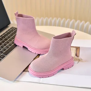 Dettaglio degli stivaletti a calzino rosa in maglia per bambini con suola spessa