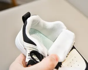 Gros plan détaillé de la doublure en maille respirante et de la semelle intérieure verte pour enfant