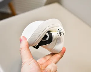 Gros plan montrant la semelle souple et flexible des baskets décontractées 2025