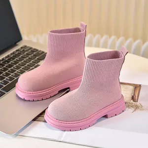 Dettaglio dello stivaletto a calzino rosa per bambini con polsino a coste e suola in gomma
