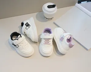 Vista dall'alto di scarpe per bambini con velcro e graziosi motivi a coniglietto