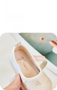 Details des Lederfutters und der Kirschstickerei auf rosa Mary Jane Babyschuhen