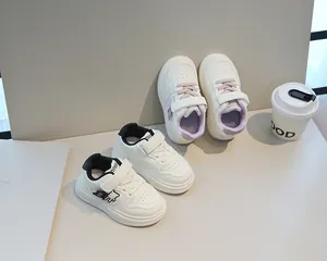 Dettaglio di scarpe casual per bambini con chiusura a strappo e ricamo di orsetto