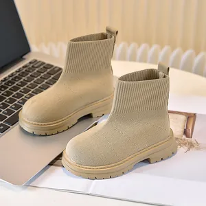 Dettaglio degli stivaletti in maglia per bambini color kaki con suola in gomma spessa