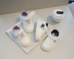 Dettaglio di scarpe casual per bambini con chiusure a strappo e suole antiscivolo testurizzate