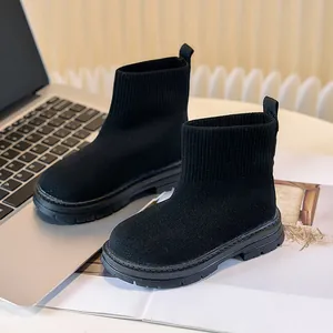 Dettaglio degli stivaletti in maglia nera per bambini con suole in gomma spesse