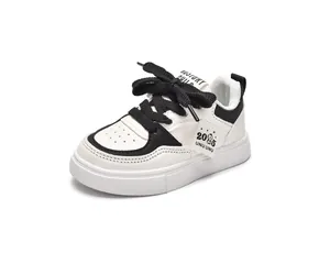 Détail de baskets classiques noir et blanc pour enfants avec lacets épais et semelle