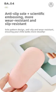 Detail von rosa Babyschuhen mit rutschfester Silikonsohle und Wellenstruktur