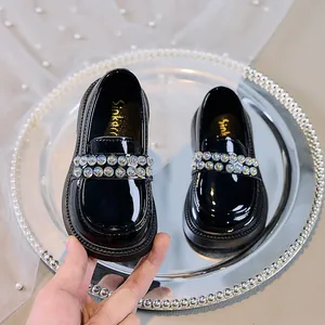 Mädchen Lackleder Loafer in Schwarz mit Perlen, Strass und rutschfester Profilsohle