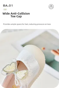 Détail du bout large anti-collision sur chaussures blanches pour fillettes avec perles