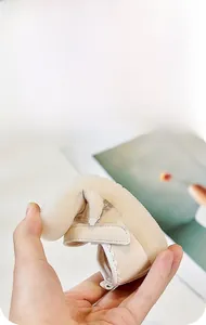 Detailansicht der flexiblen Gummisohle bei beigen Leder-Lauflernschuhen für Babys