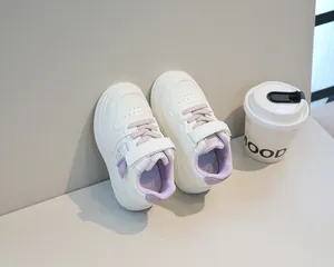 Vista dettagliata delle sneakers per bambini bianche e viola con velcro a forma di orso