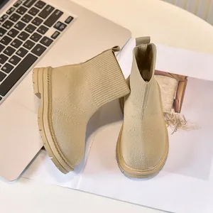 Dettaglio della trama degli stivaletti in maglia beige per bambini con suola spessa