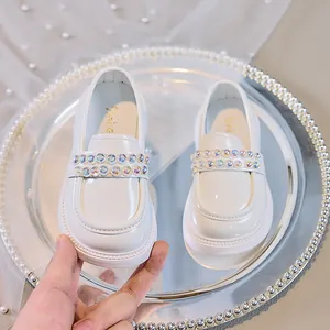 Weiße Lackleder-Loafer für Mädchen mit schillernden Strasssteinen und dicken Anti-Rutsch-Sohlen