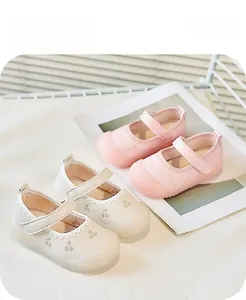 Details von Baby Mary Jane Schuhen mit Kirschedickerei und rutschfester Gummisohle