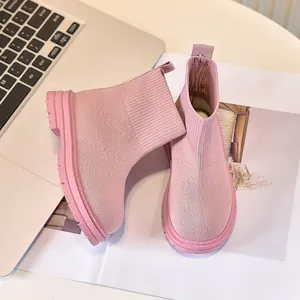 Dettaglio di stivaletti a calza rosa in maglia con tomaia elastica e suola in gomma spessa