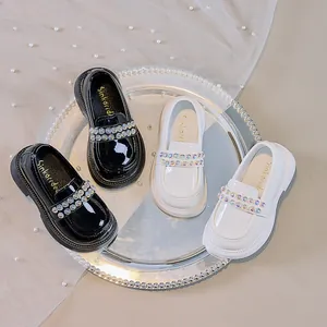 Mädchen Lackleder Slipper mit Strass auf Silbertablett mit Perlen und weißer Gaze