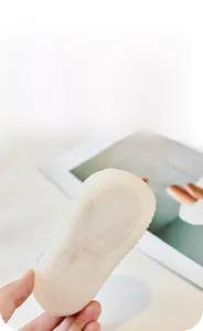 Détail de la semelle antidérapante en TPR avec rainures flexibles pour chaussures bébé