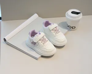 Vista dettagliata delle sneakers bimbo in pelle con velcro viola e toppa a forma di gatto