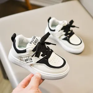 Baskets classiques pour enfants noir et blanc avec dessus en cuir synthétique et semelle plate
