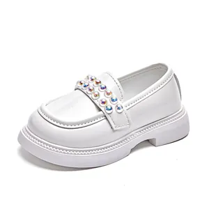 Glänzende weiße Lackleder Loafer für Mädchen mit schillernden Strasssteinen und dicken Sohlen
