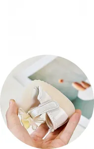 Détail montrant la grande flexibilité des chaussures souples pour bébé avec nœud