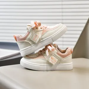 Baskets décontractées pour enfants blanc crème avec accents roses et semelles en gomme