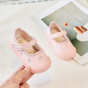 Rosa Mary Jane Babyschuhe mit Bärenstickerei, Klettverschluss und rutschfester Gummisohle