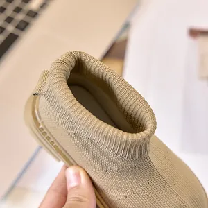 Dettaglio ravvicinato del tessuto a maglia kaki e del bordo elastico degli stivali per bambini