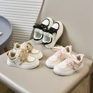 Baskets décontractées enfant en similicuir noir, beige et rose avec bout perforé