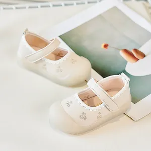 Details von Baby-Lernlaufschuhen mit Kirschstickerei und Wellenkanten