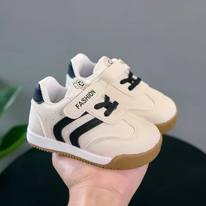 Détail de baskets pour bébé en cuir souple avec bandes velcro et semelle en gomme antidérapante