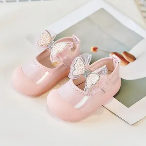 Détail de chaussures Mary Jane roses pour bébé avec nœud perlé et semelle antidérapante