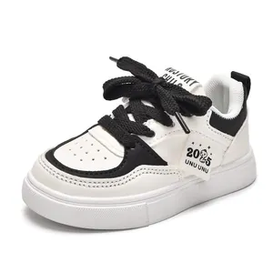 Baskets enfants noir et blanc avec motif Année du Serpent 2025 et semelle gomme