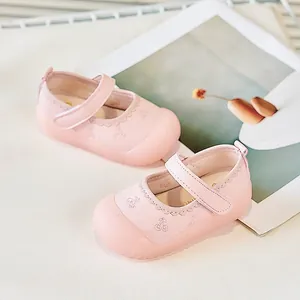 Detailansicht rosa Baby-Lauflernschuhe mit Kirschstickerei und weicher Gummisohle