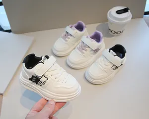 Dettaglio ravvicinato di scarpe casual per bambini con orsetti e chiusura a strappo