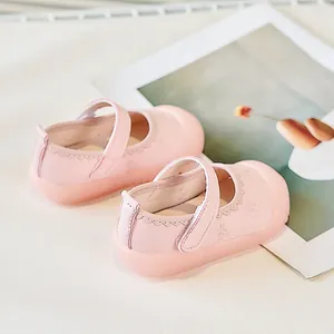 Detailansicht rosa Kleinkind Mary Jane Schuhe mit Wellenrand und Klettverschluss