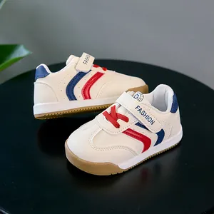 Détail de chaussures de marche pour bébés en cuir blanc avec velcro et semelle gomme antidérapante
