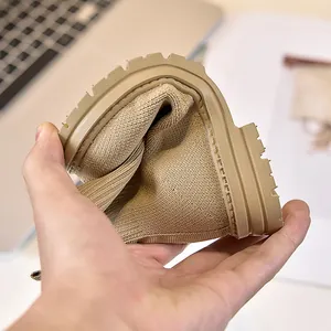 Dettaglio che mostra l'elevata flessibilità dello stivaletto in maglia kaki piegato