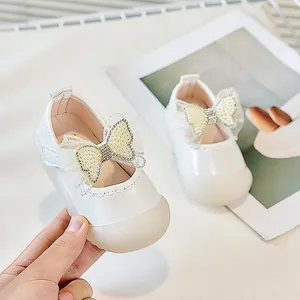 Vue détaillée des chaussures Mary Jane blanches pour filles avec nœud en perles