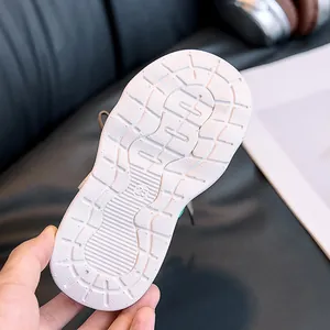 Detailed view of the anti-slip rubber sole with size 25 marking on kids' casual sneakers