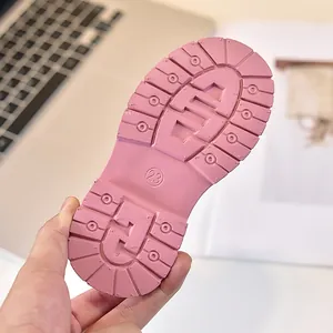 Dettaglio della suola in gomma rosa antiscivolo con indicazione della taglia 23
