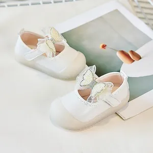 Détail de chaussures princesse bébé avec nœud en perle et embout en caoutchouc renforcé