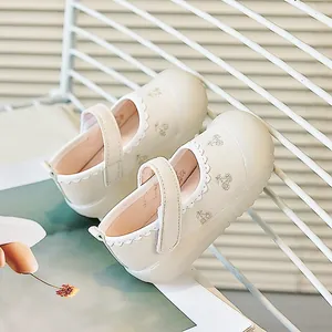 Details beige Baby-Mary-Jane-Lauflernschuhe mit Blumenstickerei und Wellenkanten