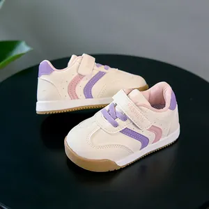 Vue détaillée de chaussures de marche bébé crème avec vagues violettes et velcro