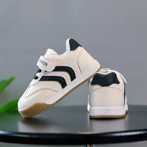 Détails des baskets rétro pour bébé en cuir crème avec bout renforcé en caoutchouc