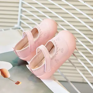 Detail von rosa Mary Jane Babyschuhen mit Wellenkante und rutschfesten Gummisohlen