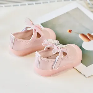 Détails de chaussures roses pour bébé avec nœud en maille, perles et strass brillants