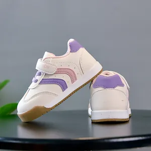 Détail de chaussures de marche souples pour tout-petits avec velcro et semelle en caoutchouc